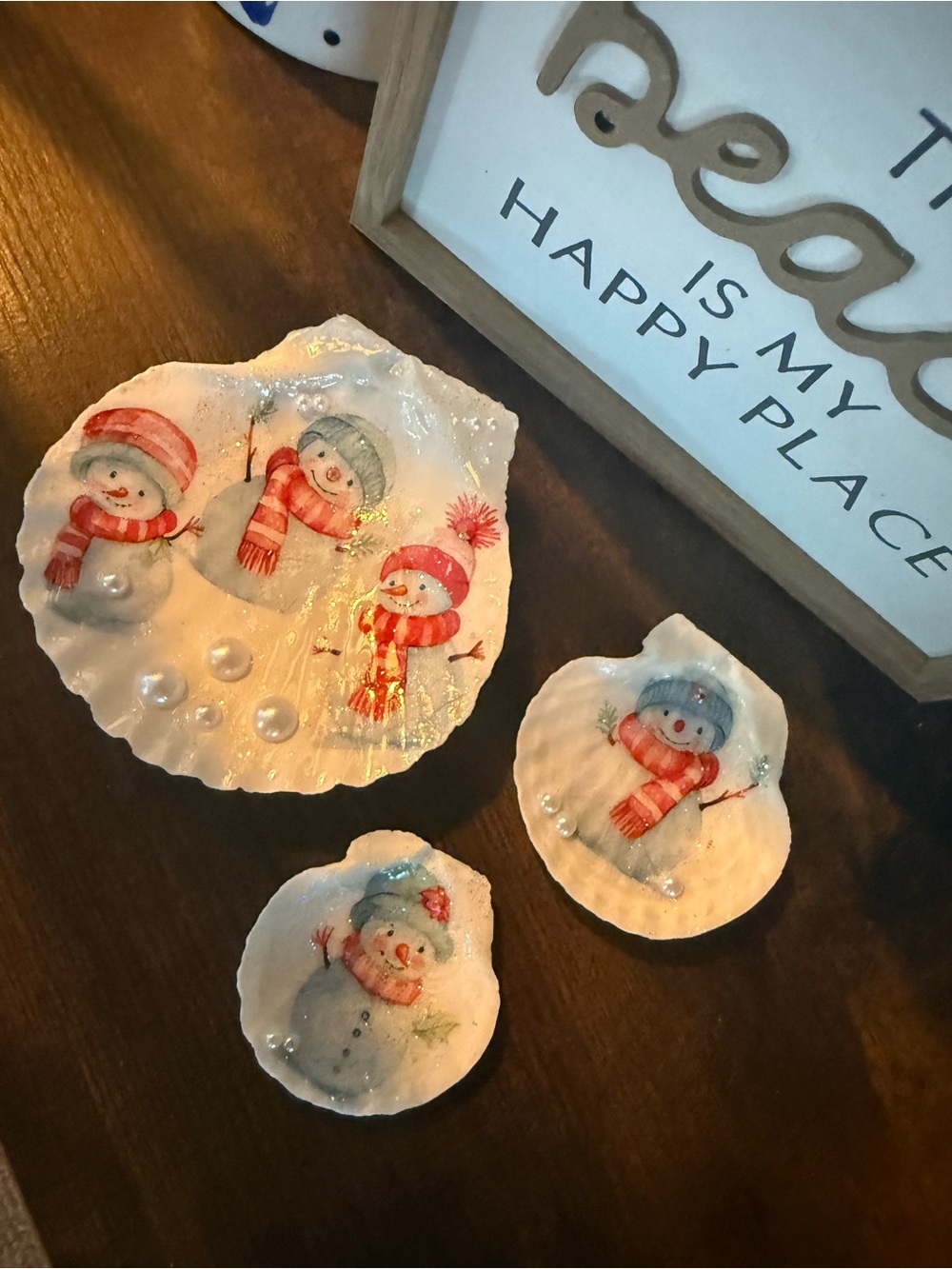 Handcrafted Snowman Shell Décor Set - White and Red